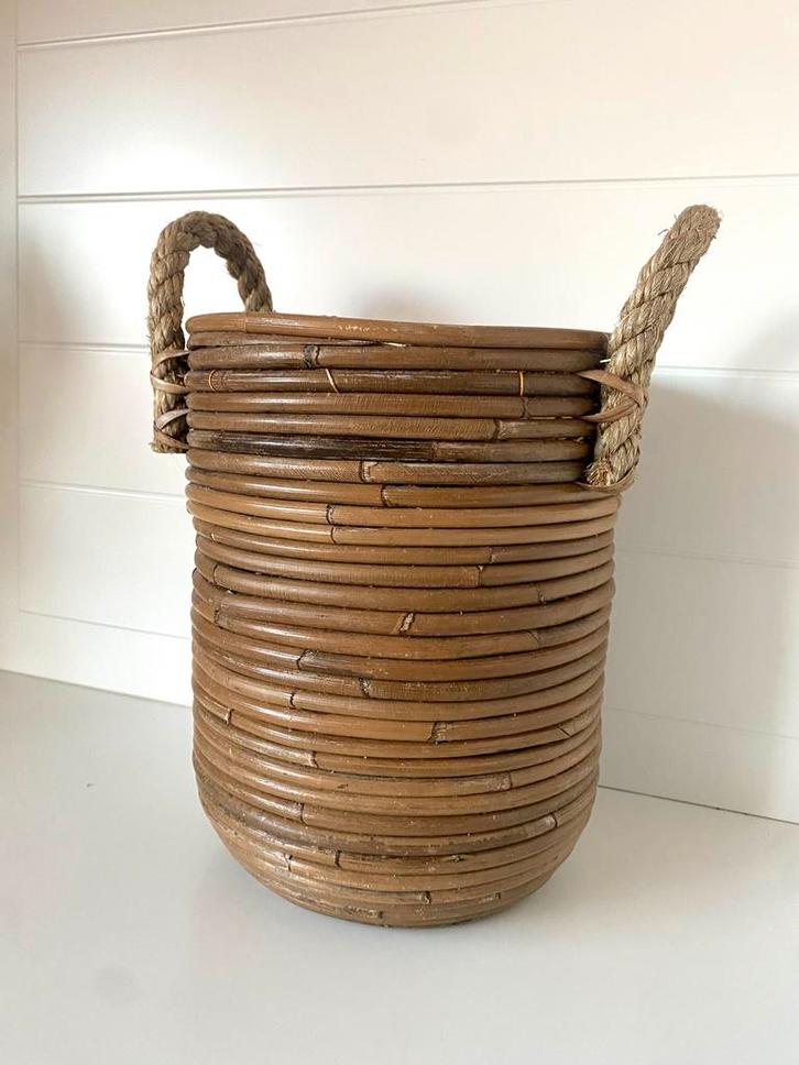 Rieten rotan Mand met Touw Handvatten van der leden, Huis en Inrichting, Woonaccessoires | Schalen en Manden, Gebruikt, Mand, Rond