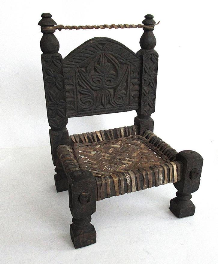 Antiek lage klein stoeltje uit Pakistan Swat valley 19e eeuw, Antiek en Kunst, Kunst | Beelden en Houtsnijwerken, Ophalen of Verzenden