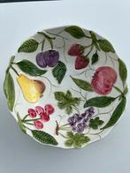 Barbotine schaal fruit design, Ophalen of Verzenden, Gebruikt, Overige stijlen, Schaal of Schalen