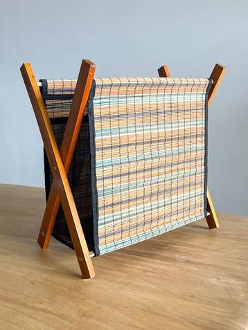 Leuke kleurrijke vintage lectuurbak, hout en geweven bamboe beschikbaar voor biedingen