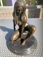 Bronzen sculptuur naakt zittende vrouw op knie , marmer voet, Ophalen of Verzenden, Brons