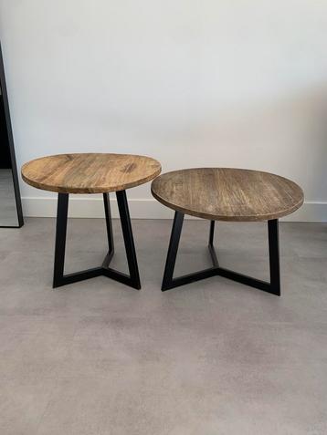 Leuke set bijzettafels van hout en zwart metaal 