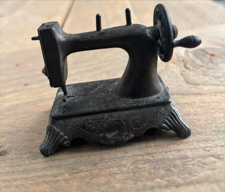 PLAYME Koperen Naaimachine Puntenslijper, Antiek en Kunst, Antiek | Naaimachines, Ophalen of Verzenden