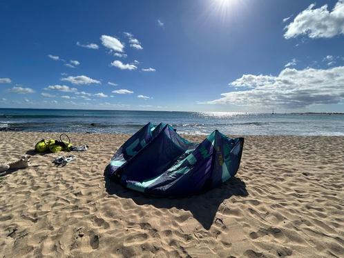 Duotone 24 Neo SLS – Kites + Bar Te koop!, Watersport en Boten, Kitesurfen, Zo goed als nieuw, Kitesurf-set, Geen board, Ophalen of Verzenden