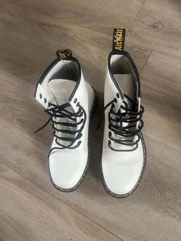DR MARTENS  gave lederen boots  MAAT 38  ALS NIEUW beschikbaar voor biedingen