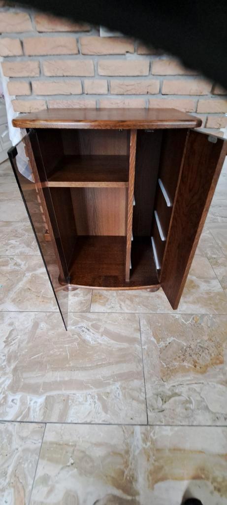 Leuk bruin kastje met glazen deur, Antiek en Kunst, Antiek | Meubels | Kasten, Ophalen of Verzenden