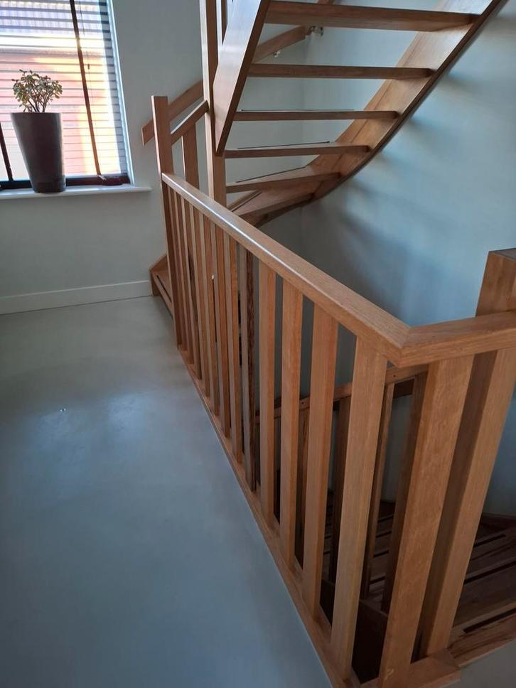 Eikenhouten trapleuning (zolder) - nette staat, Doe-het-zelf en Verbouw, Ladders en Trappen, Zo goed als nieuw, Trap, Minder dan 2 meter