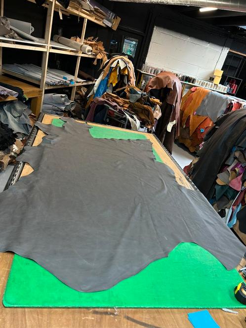 Grijze leer lap A23, Hobby en Vrije tijd, Stoffen en Lappen, Nieuw, Leer of Kunstleer, 120 cm of meer, 30 tot 200 cm, Grijs, Ophalen of Verzenden