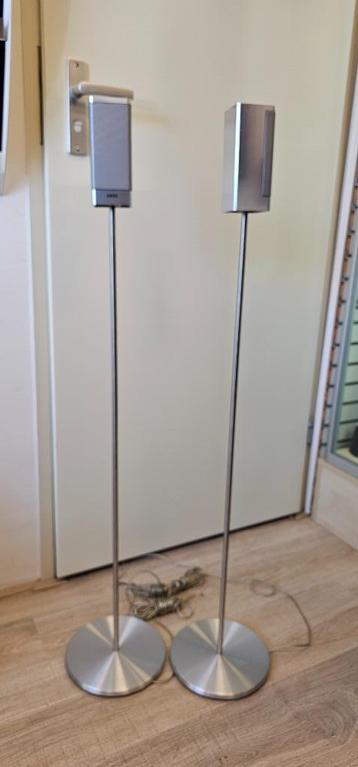 TE KOOP LOEWE SATELLITE SPEAKERS SILVER WITH FLOORSTAND beschikbaar voor biedingen