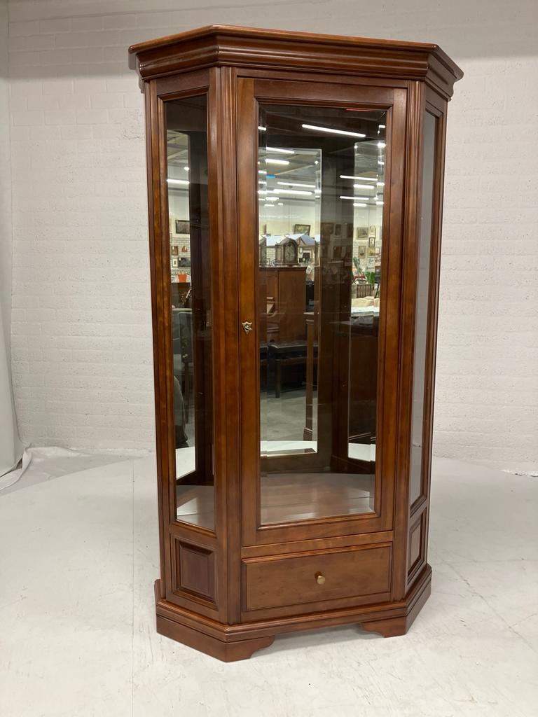 Klassieke vitrinekast met spiegelwand en glazen planken, Huis en Inrichting, Kasten | Vitrinekasten, Ophalen, Gebruikt, 100 tot 150 cm