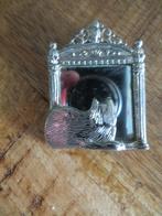 Zilverkleurige Broche met kat die in een spiegel kijkt, Overige materialen, 4 tot 7 cm, Ophalen of Verzenden, Zo goed als nieuw