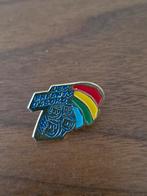 687 Pin Les Enfants D'abord Speldje - Vintage, Ophalen of Verzenden, Gebruikt, Overige onderwerpen, Speldje of Pin