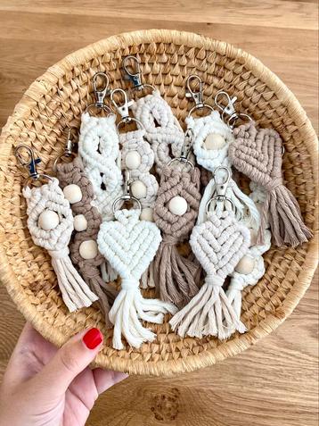 Handgemaakte macramé sleutelhangers beschikbaar voor biedingen