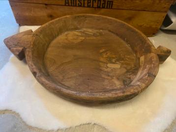 Landelijke houten schaal.  beschikbaar voor biedingen