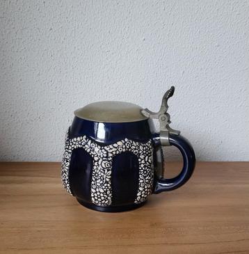 Oude blauwe bierpul met deksel beschikbaar voor biedingen