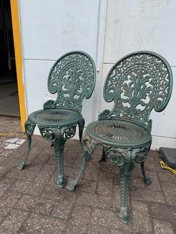 2 zware gietijzeren stoelen, smeedijzer, brocante, bistro beschikbaar voor biedingen