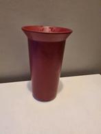 Een bordeau rode aardewerk vaas, Huis en Inrichting, Woonaccessoires | Vazen, Minder dan 50 cm, Ophalen of Verzenden, Zo goed als nieuw