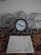 Klok op bat met glazen steentjes soort vlinder12,50, Antiek en Kunst, Ophalen of Verzenden