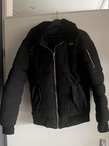 Winterjas met zwarte bontkraag beschikbaar voor biedingen