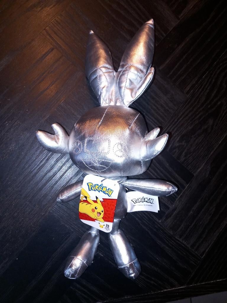 Pokémon 25th Anniversary Silver Scorbunny knuffel, Ophalen of Verzenden, Nieuw, Overige typen