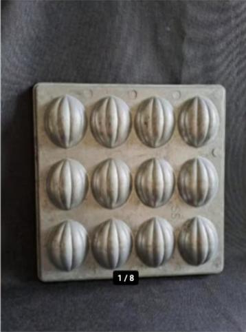 Vintage French Madeleine Tray. 12 cake 1/2 Shell Pattern beschikbaar voor biedingen