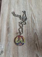 Zilverkleurige ketting met peace teken hanger, Gebruikt, Overige voorstellingen, Ophalen of Verzenden, Zilver