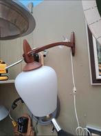 Teak Wandlamp met Zwenkarm & Melkglazen Kap, Huis en Inrichting, Lampen | Wandlampen, Ophalen of Verzenden, Zo goed als nieuw