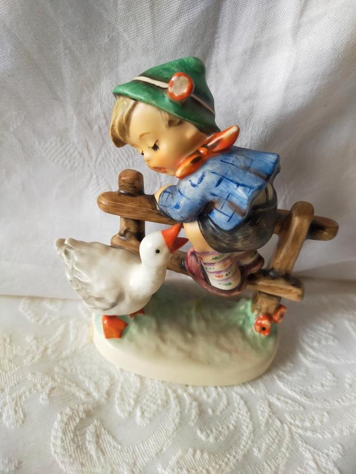Goebel / Hummel beeldje uit 1948, jongen met boze gans, Verzamelen, Beelden en Beeldjes, Hummel, Ophalen of Verzenden