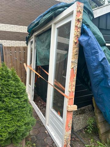 Houten kozijn met deuren beschikbaar voor biedingen
