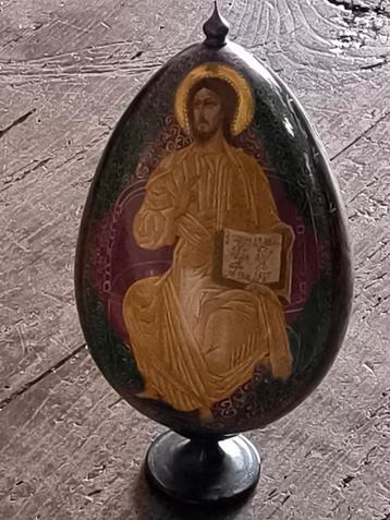 Groot beschilderd houten ei icoon op voet Russisch paasei  beschikbaar voor biedingen