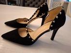 Lodi zwarte suede pumps met studs maat 40, Ophalen of Verzenden, Zo goed als nieuw, Zwart