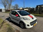 Peugeot 107 Street Racing –Wit met rood - zuinig en sportief, Auto's, Voorwielaandrijving, Stof, 4 stoelen, Overige kleuren