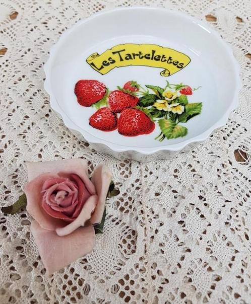 Frans porseleinen bakvormpje, Les Tartelettes, aardbeien, Huis en Inrichting, Keuken | Servies, Zo goed als nieuw, Overige typen
