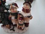 Beeldje zingende sneeuwpoppen bij boom, Diversen, Kerst, Onbekend, Ophalen of Verzenden, Zo goed als nieuw, Losse verkoop