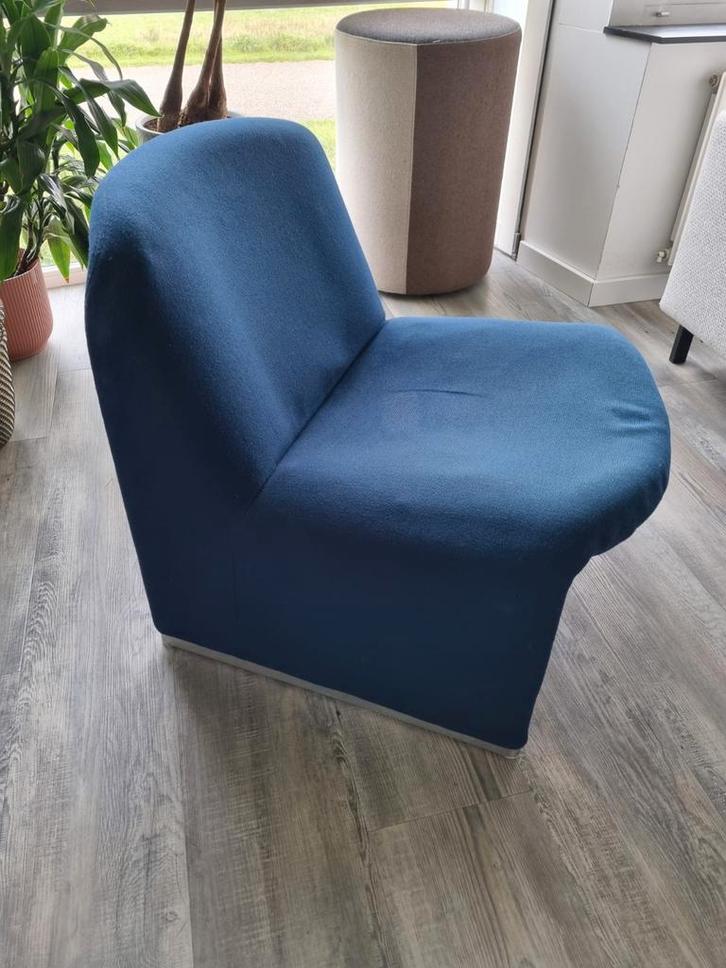Artifort Alky chair kleur blauw Design by Giancarlo Piretti, Huis en Inrichting, Fauteuils, Stof, Minder dan 75 cm, Ophalen