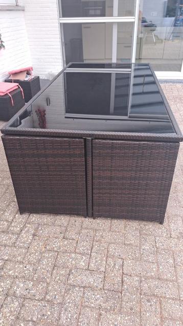 Lounge tafel met 8 stoelen beschikbaar voor biedingen