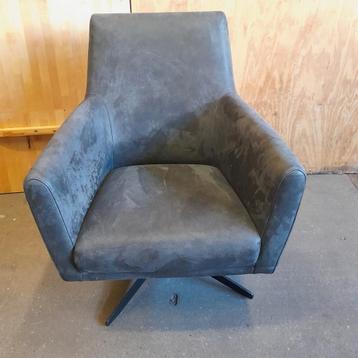 Lederen fauteuil op draaivoet beschikbaar voor biedingen
