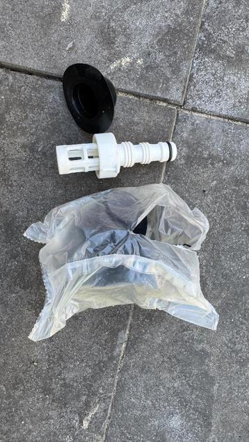 Intex afsluitdoppen en koppelstuk tuinslang beschikbaar voor biedingen