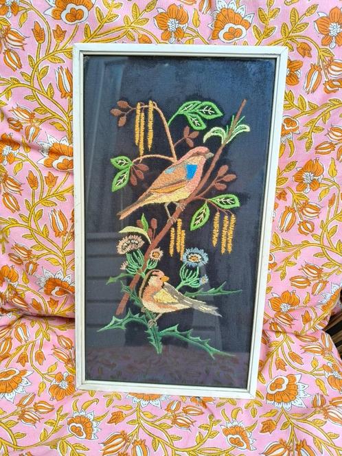 Vintage: Geborduurde vogels in houten lijst met glas, Huis en Inrichting, Woonaccessoires | Wanddecoraties, Gebruikt, Ophalen of Verzenden