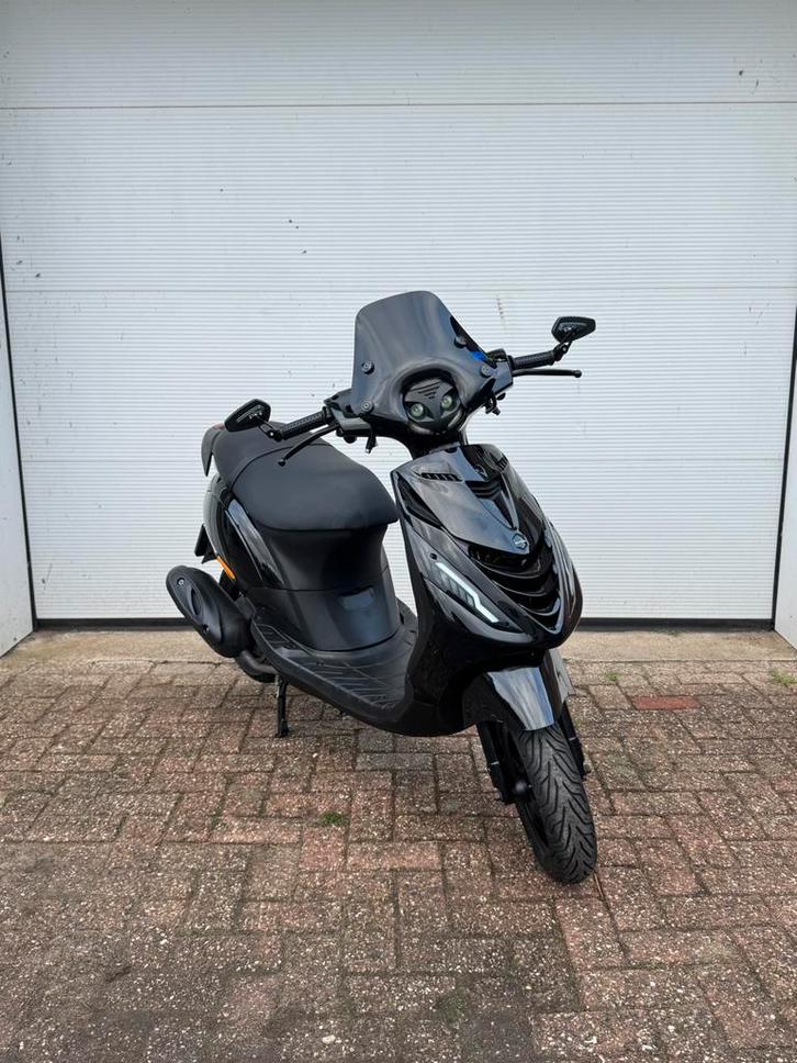 Piaggio Zip 4T2V BROM! SP GLANS ZWART! ALPHA LED FULL!, Fietsen en Brommers, Scooters | Piaggio, Zo goed als nieuw, Zip, Maximaal 45 km/u