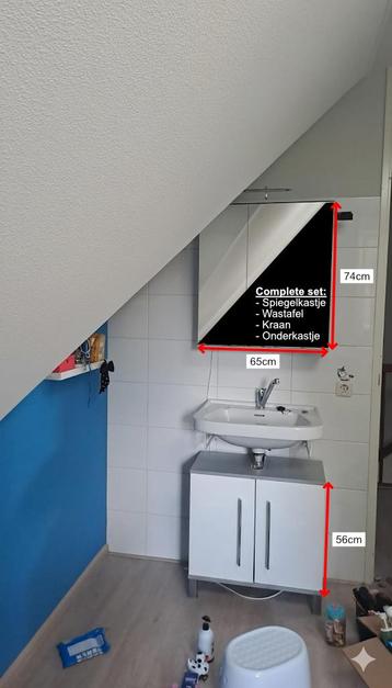 Spiegelkastje, wastafel (keramiek), kraan en onderkastje beschikbaar voor biedingen