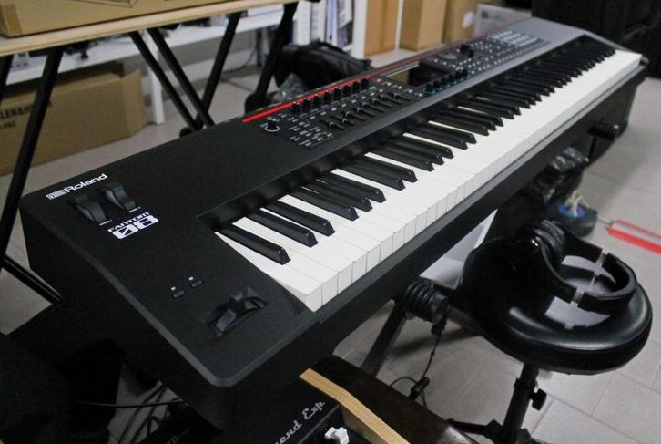 Te Koop: Roland Fantom 08 In Nieuwstaat, Muziek en Instrumenten, Synthesizers, Zo goed als nieuw, 88 toetsen, Roland, Met midi-aansluiting