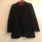 Zwart herenkostuum met rode voering en vest, Kleding | Heren, Kostuums en Colberts, Ophalen of Verzenden, Gedragen, Maat 46 (S) of kleiner