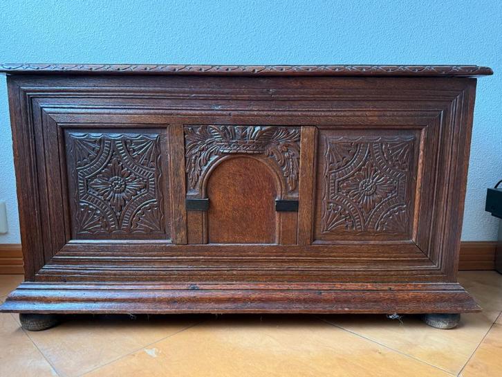 Antieke massief houten coffer/dekenkist met gesneden panelen, Antiek en Kunst, Antiek | Meubels | Kasten, Ophalen