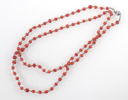 Vintage collier met bloedkoraal en zilveren bolslot, 90 cm, Sieraden, Tassen en Uiterlijk, Antieke sieraden, Ketting, Zilver, Ophalen of Verzenden