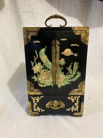 Uniek houten sieradenkistje, ingelegd met parelmoer en brons beschikbaar voor biedingen