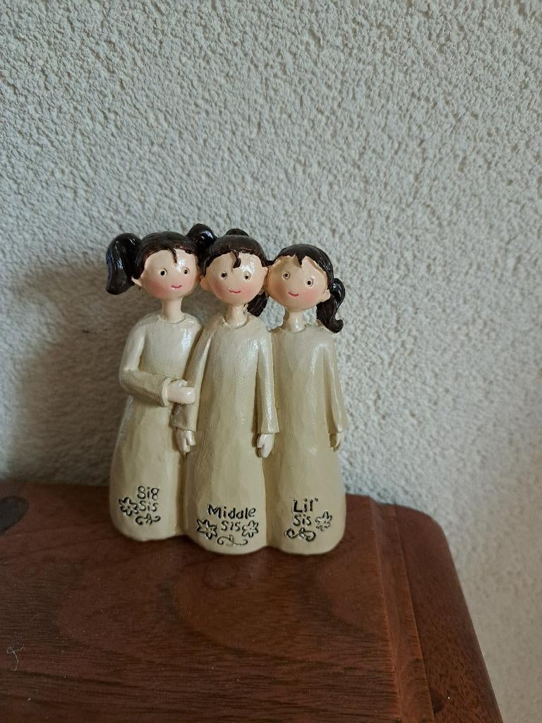DE DRIE ZUSJES  -  beeldje, Ophalen of Verzenden, Zo goed als nieuw, Mens
