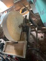 Oude slijpsteen met waterbak - Loodzwaar, Antiek en Kunst, Antiek | Gereedschap en Instrumenten, Ophalen of Verzenden