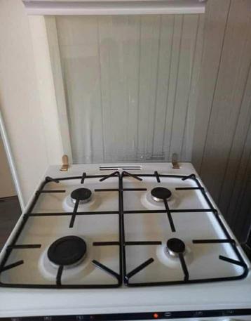 6 mnd oud gasfornuis met hete lucht oven €175,- beschikbaar voor biedingen