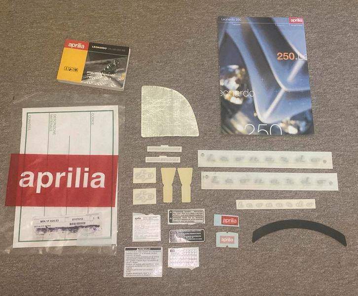 Aprilia leonardo 250 stickerset + brochure + handleiding NOS, Motoren, Tuning en Styling, Ophalen